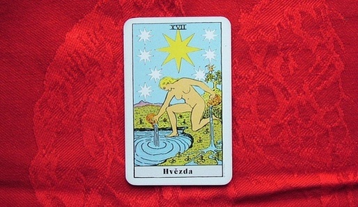 XVII - HV�ZDA (�ade = Vodn��, Aquarius) - Tarot