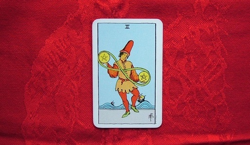 PENTAKLOV� DVOJKA (JUPITER V KOZOROHU) - Tarot