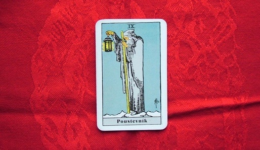 IX - POUSTEVN�K (Jod = Panna, Virgo) - Tarot